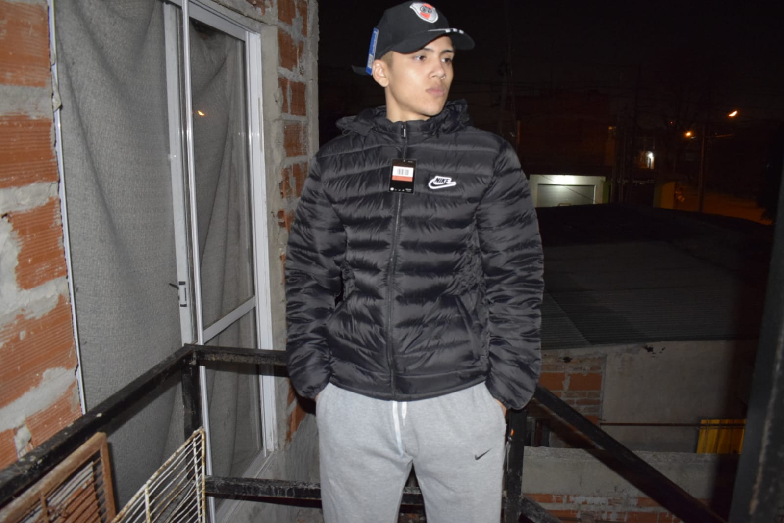 Nahuel mostrando una campera con su etiqueta, en su etapa de venta de ropa